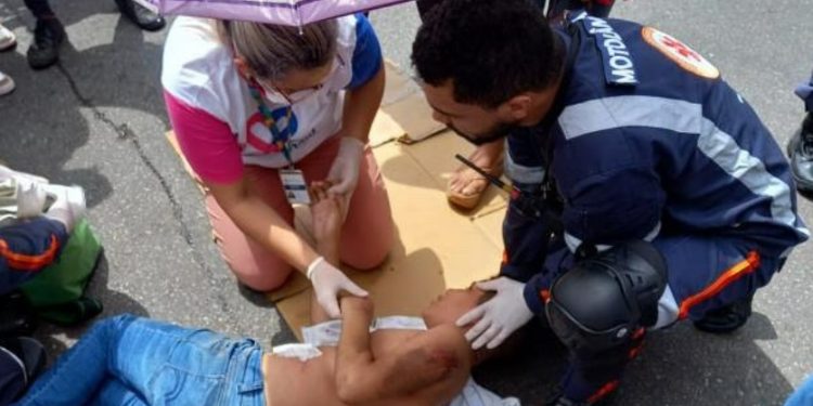 Aluno de 11 anos é atropelado na faixa de pedestre na saída da escola em Manaus