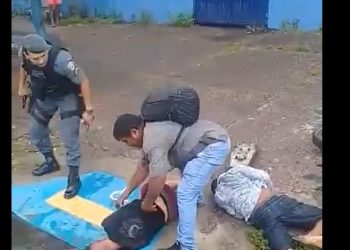 Vídeo: bandidos batem moto no poste fugindo da polícia e se lascam em Manaus 