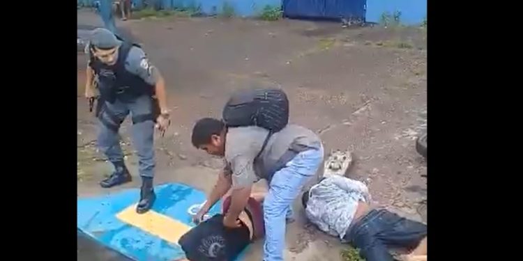 Vídeo: bandidos batem moto no poste fugindo da polícia e se lascam em Manaus 
