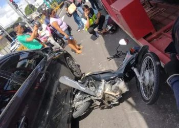 Motociclista quase morre esmagado ao parar debaixo de caminhão na Zona Leste de Manaus
