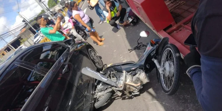 Motociclista quase morre esmagado ao parar debaixo de caminhão na Zona Leste de Manaus