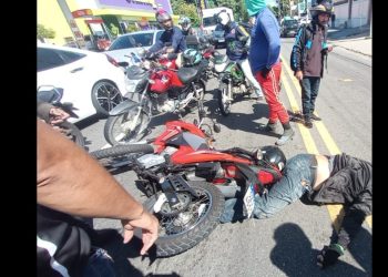 Vídeo forte: motoqueiro tenta passar ônibus e morre esmagado em Manaus