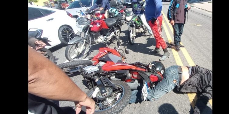 Vídeo forte: motoqueiro tenta passar ônibus e morre esmagado em Manaus