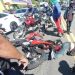 Vídeo forte: motoqueiro tenta passar ônibus e morre esmagado em Manaus