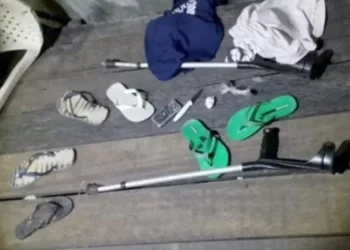 Em Manaus, traficante ‘esquece’ que é pessoa com deficiência, abandona as muletas e corre da PM