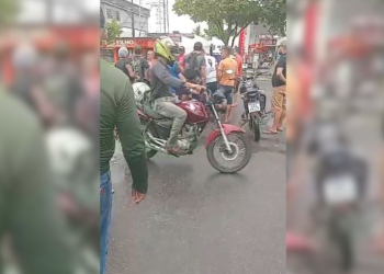 Vídeo: Mulher fica ferida em acidente com moto no bairro Jorge Teixeira