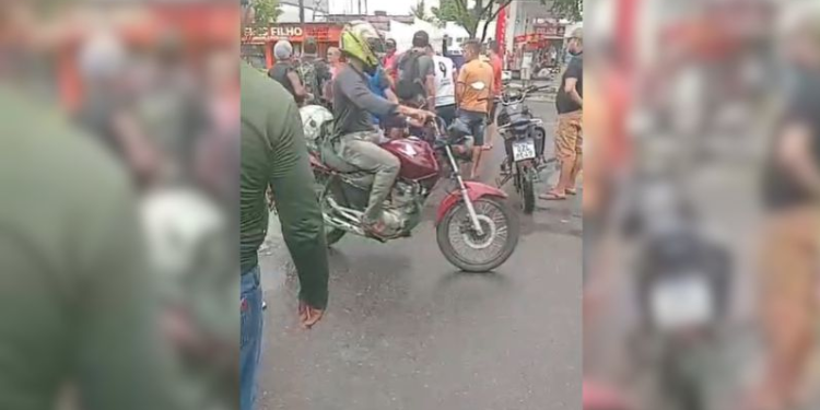 Vídeo: Mulher fica ferida em acidente com moto no bairro Jorge Teixeira