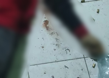 Vizinhos escutam tiros e jovem de 22 anos é encontrado morto com 55 disparos em Manaus