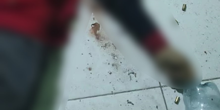 Vizinhos escutam tiros e jovem de 22 anos é encontrado morto com 55 disparos em Manaus