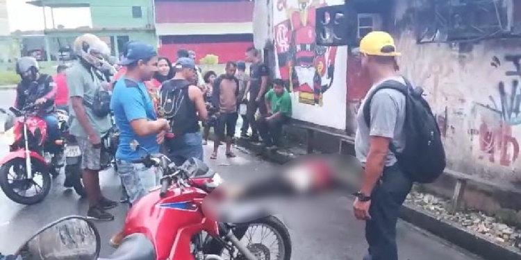 Após assaltar banca de café da manhã em Manaus, ladrão é atropelado e ainda apanha