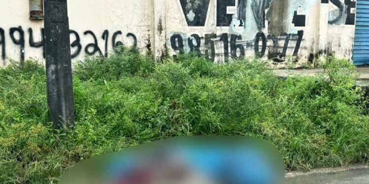 Vídeo forte: Enrolado em lençol, homem é encontrado morto com vários ferimentos na Zona Norte de Manaus
