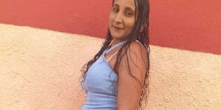 Mulher é morta a facadas na garupa de mototaxista ao sair para trabalhar
