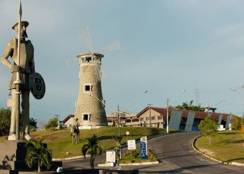 Mauricinho do curso de Medicina da Nilton Lins puxa arma de fogo para colegas e ameaça
