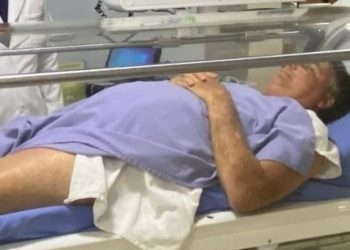 Filho de Bolsonaro posta foto do ex-presidente com a perna inflamada em Manaus