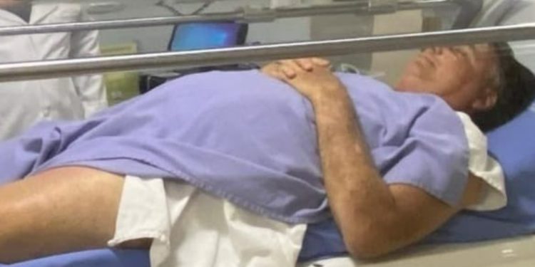 Filho de Bolsonaro posta foto do ex-presidente com a perna inflamada em Manaus
