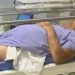 Filho de Bolsonaro posta foto do ex-presidente com a perna inflamada em Manaus