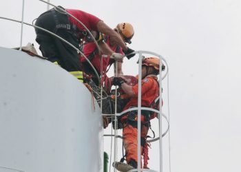 Vídeo: trabalhadores desmaiam sem oxigênio e caem dentro de tanque em Manaus