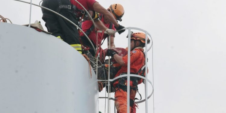 Vídeo: trabalhadores desmaiam sem oxigênio e caem dentro de tanque em Manaus