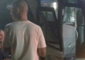 Assaltante invade ônibus com 28 policiais militares e acaba morto a tiros
