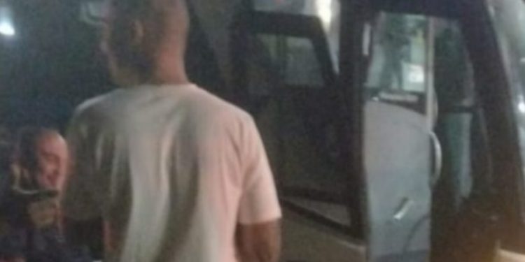 Assaltante invade ônibus com 28 policiais militares e acaba morto a tiros