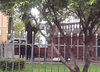 Trabalhadores encontram homem morto em plena Praça da Matriz, em Manaus