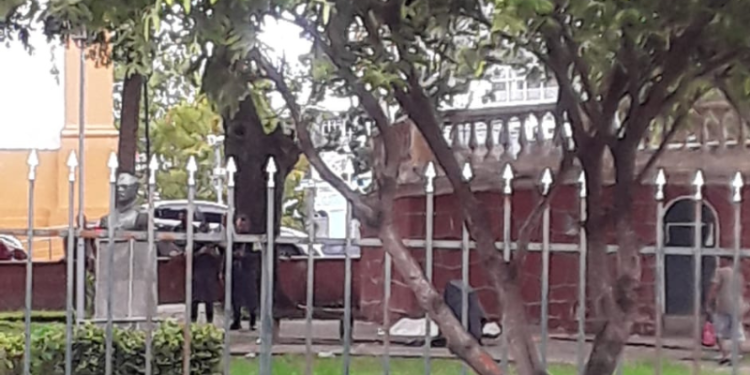 Trabalhadores encontram homem morto em plena Praça da Matriz, em Manaus