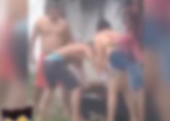 Vídeo: na rua Bandeira Branca, manauaras trituram suspeito de assalto