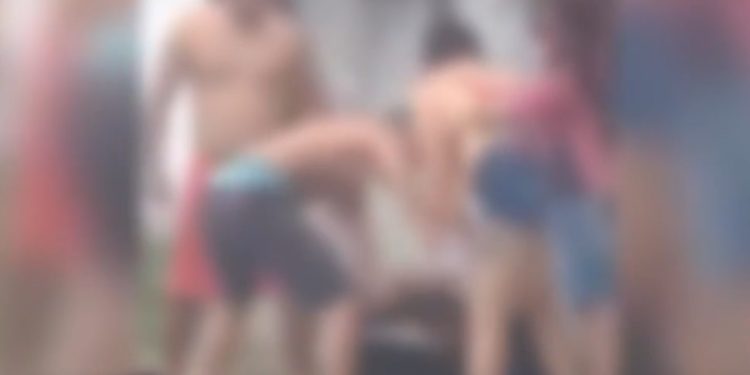 Vídeo: na rua Bandeira Branca, manauaras trituram suspeito de assalto