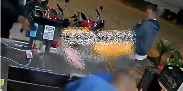 Vídeo mostra pistoleiro matando ‘Luizinho’ com 20 tiros enquanto trabalhava em quitanda; veja