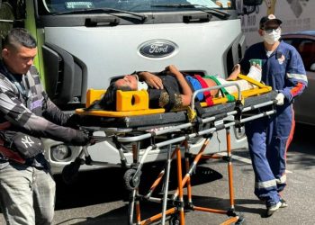 Acidente entre três motos deixa feridos embaixo de carreta em Manaus