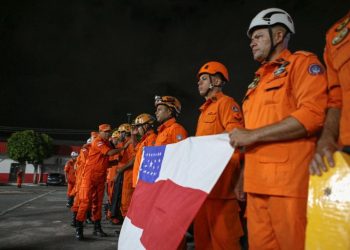 Bombeiros do Amazonas são escalados para salvar vidas no Rio Grande do Sul