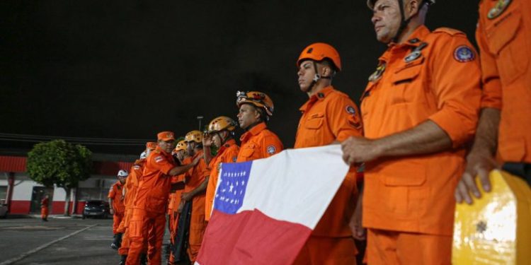 Bombeiros do Amazonas são escalados para salvar vidas no Rio Grande do Sul