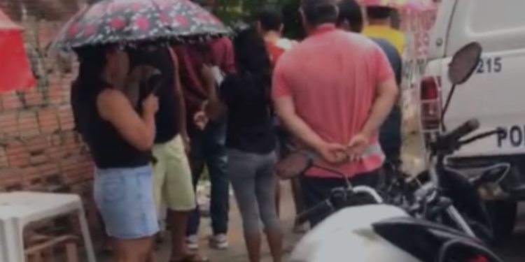 Em Manaus, jurado de morte se ajoelha e pistoleiro o mata com tiro no ouvido