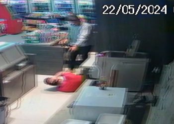 Vídeo: bandidos invadem loja de conveniência e ameaçam matar atendente em Manaus