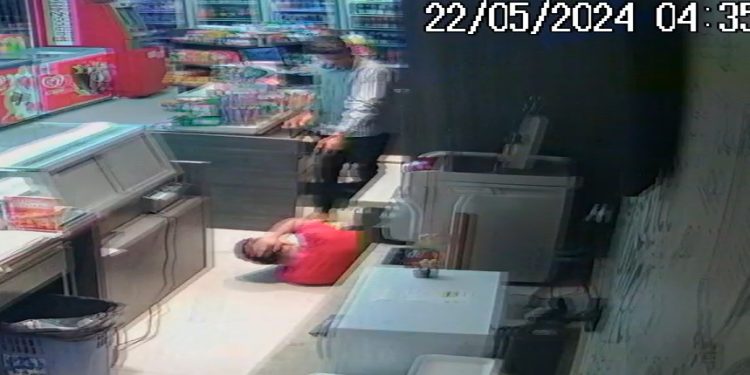 Vídeo: bandidos invadem loja de conveniência e ameaçam matar atendente em Manaus