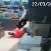 Vídeo: bandidos invadem loja de conveniência e ameaçam matar atendente em Manaus
