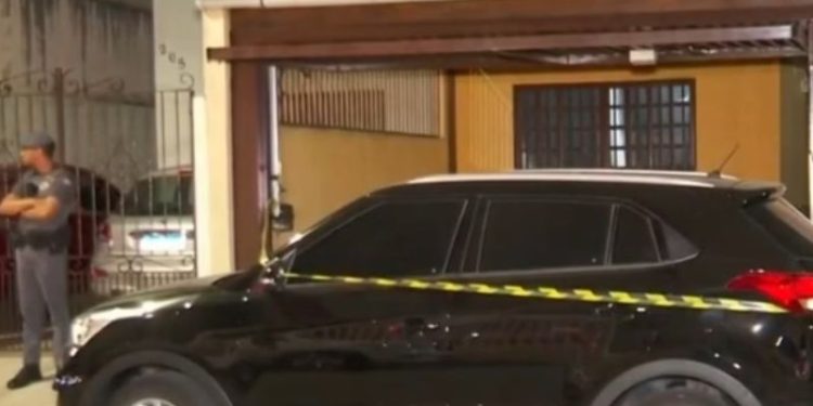 Vídeo: De castigo e sem celular, menino de 16 anos mata os pais e irmã a tiros e facadas