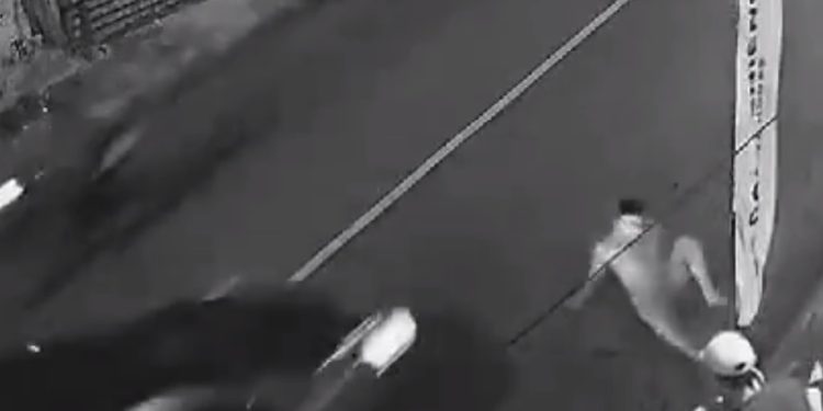 Vídeo: veja homem caindo de costas e morrendo esmagado por carro em Manaus
