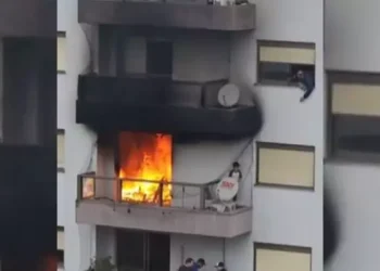 Vídeo: Vizinhos fazem resgate desesperador de menino de 6 anos em apartamento pegando fogo