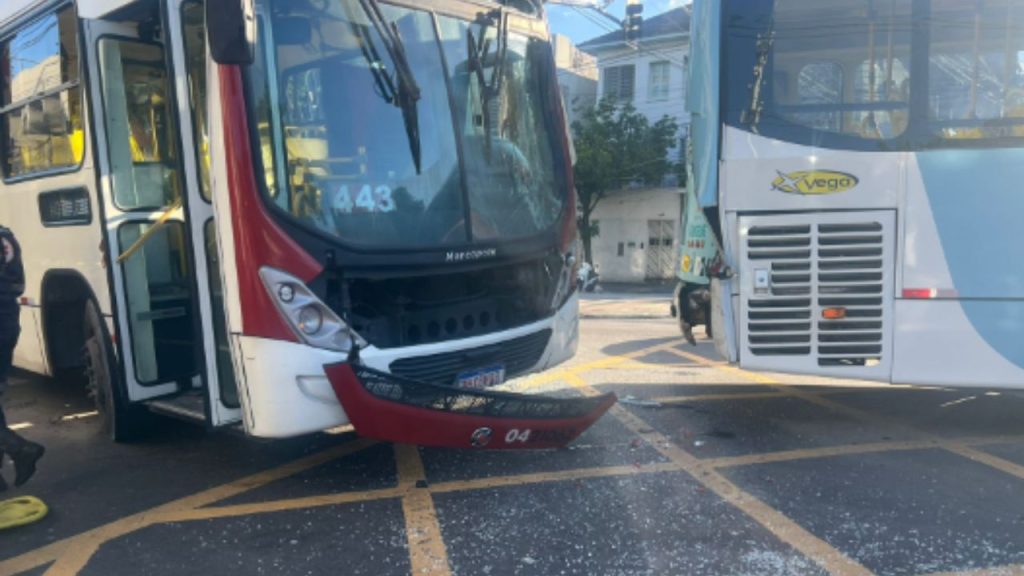 Cerca de 5 passageiros ficaram ferido em durante colisão de ônibus no Centro de Manaus