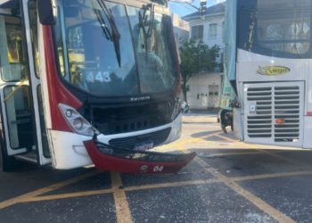 Cerca de 5 passageiros ficaram ferido em durante colisão de ônibus no Centro de Manaus