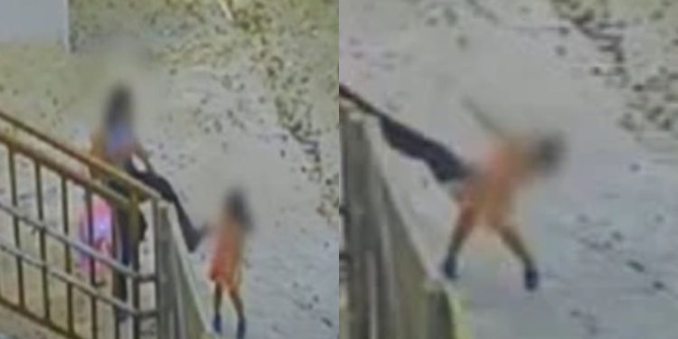 Mãe é flagrada chutando a cabeça da filha de 3 anos após buscá-la em creche; veja
