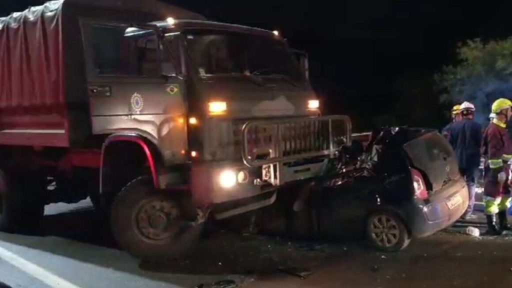 Caminhão do Exército destino a ajudar vítimas em RS bate em carro e deixa 3 mortos