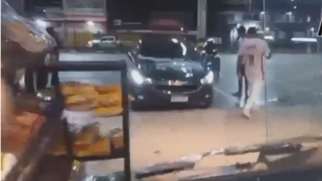 Clientes de supermercado saem correndo após carro invadir e destruir parte do estabelecimento; vídeo