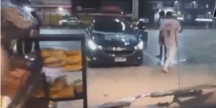Clientes de supermercado saem correndo após carro invadir e destruir parte do estabelecimento; vídeo