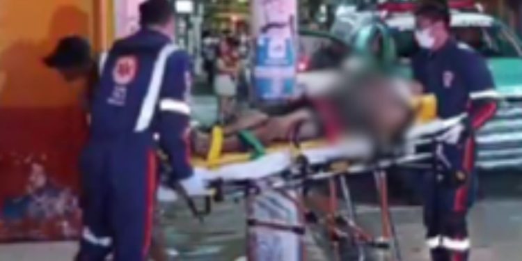 Morador de rua é 'inchado no Centro após várias acusações de roubo e furto na região