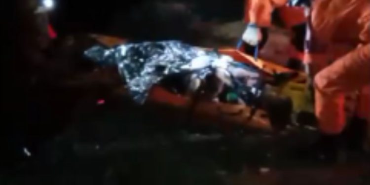 Mulher grávida confunde igarapé com barranco e se joga; bombeiros socorreram ela com vida - VÍDEOS