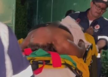 Mulher sai de motel na maca do Samu após ser estrangulada e roubada pelo 'companheiro' em Manaus