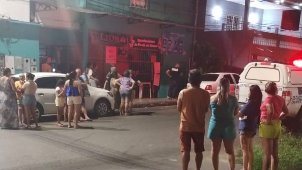 Polícia é acionado após vigilante ser encontrado sem vida dentro do carro em Manaus