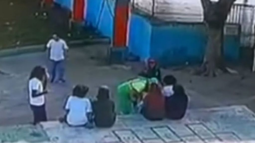 Vídeo: coletor de lixo é preso por estupr0 após tentar beijar adolescentes no pátio da escola